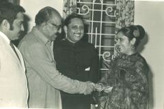 Receiving the first minister of Sind Rasool Baksh Talpur at India Lodge Karachi, 1981